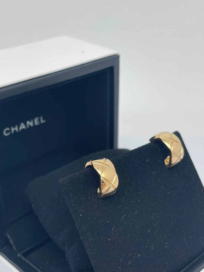 Chanel crush gold earrings
