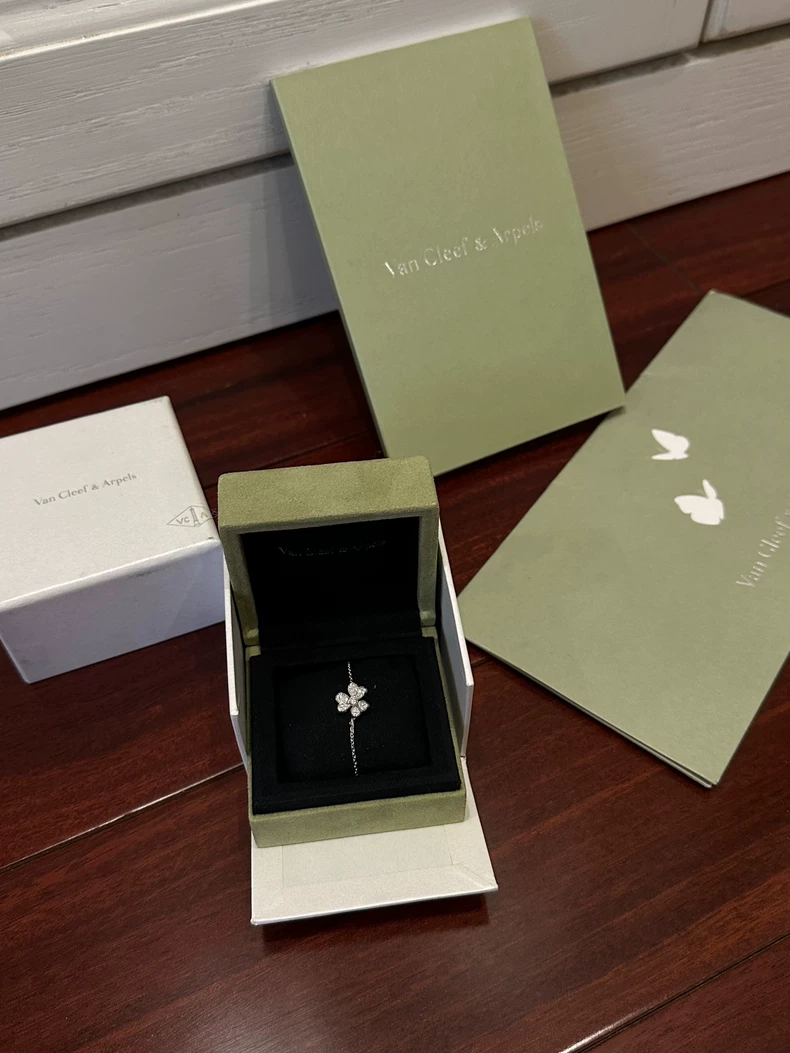 VCA Van Cleef & Arpels Frivole series white gold full diamonds Full diamond clover bracelet-2