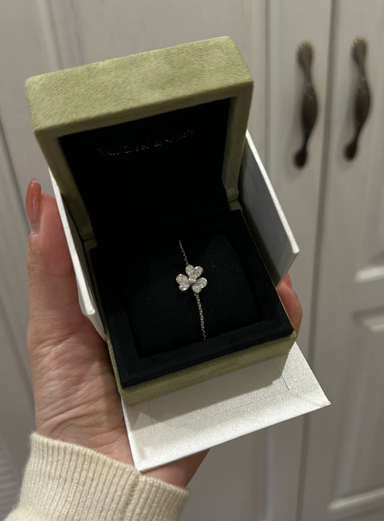 VCA Van Cleef & Arpels Frivole series white gold full diamonds Full diamond clover bracelet