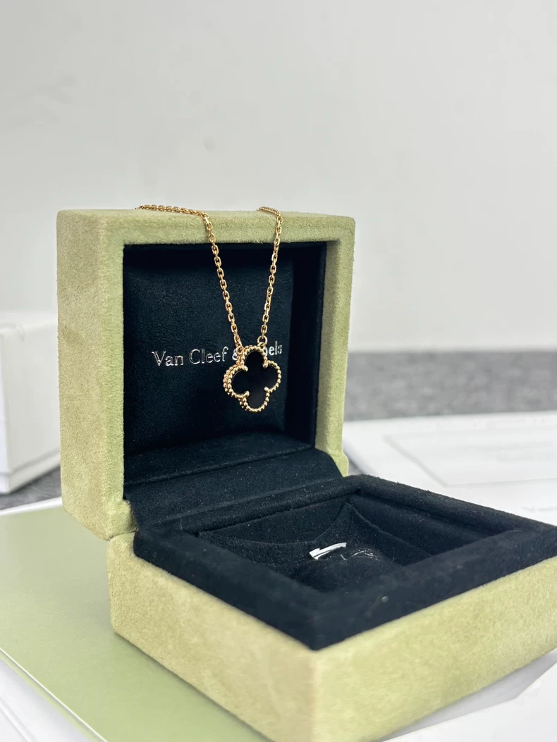 VCA/Van Cleef & Arpels Black Flower Medium Alhambra Onyx Pendant  Pendant Necklace-2